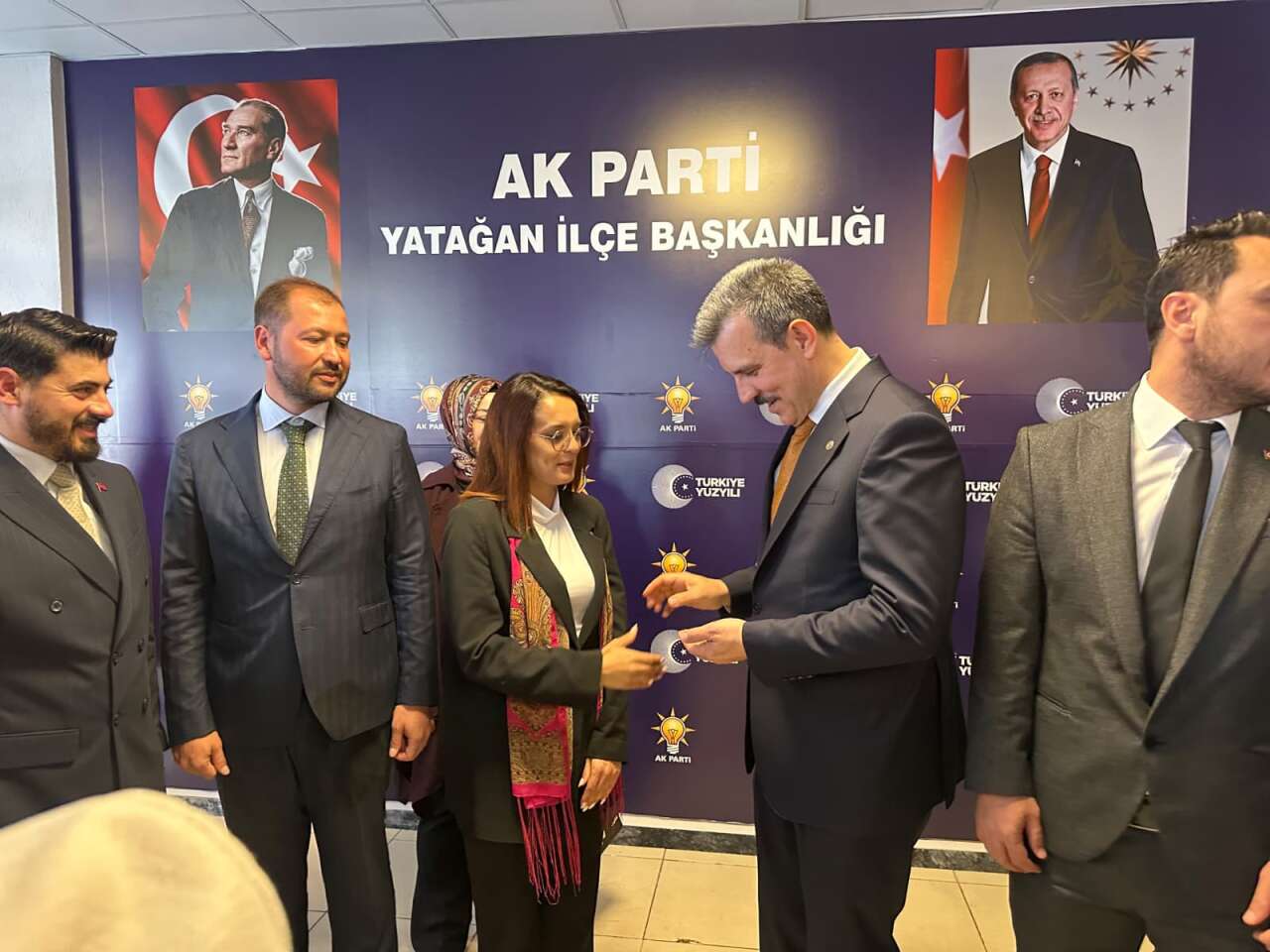 AK Parti Yatağan İlçe Başkanlığının Yeni Hizmet Binası Açıldı: 7 Gence Rozet Takıldı 10